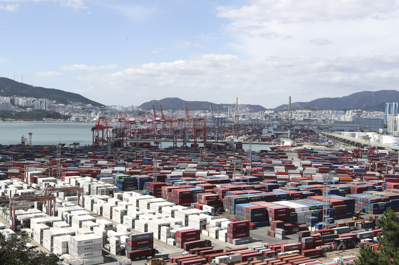 A view of the container terminal at Busan Harbor on Wednesday (Yonhap)