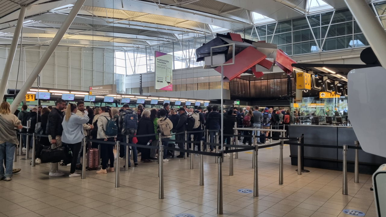 Travelers waiting in long queues at Schiphol Airport (Joint Press Corp.)