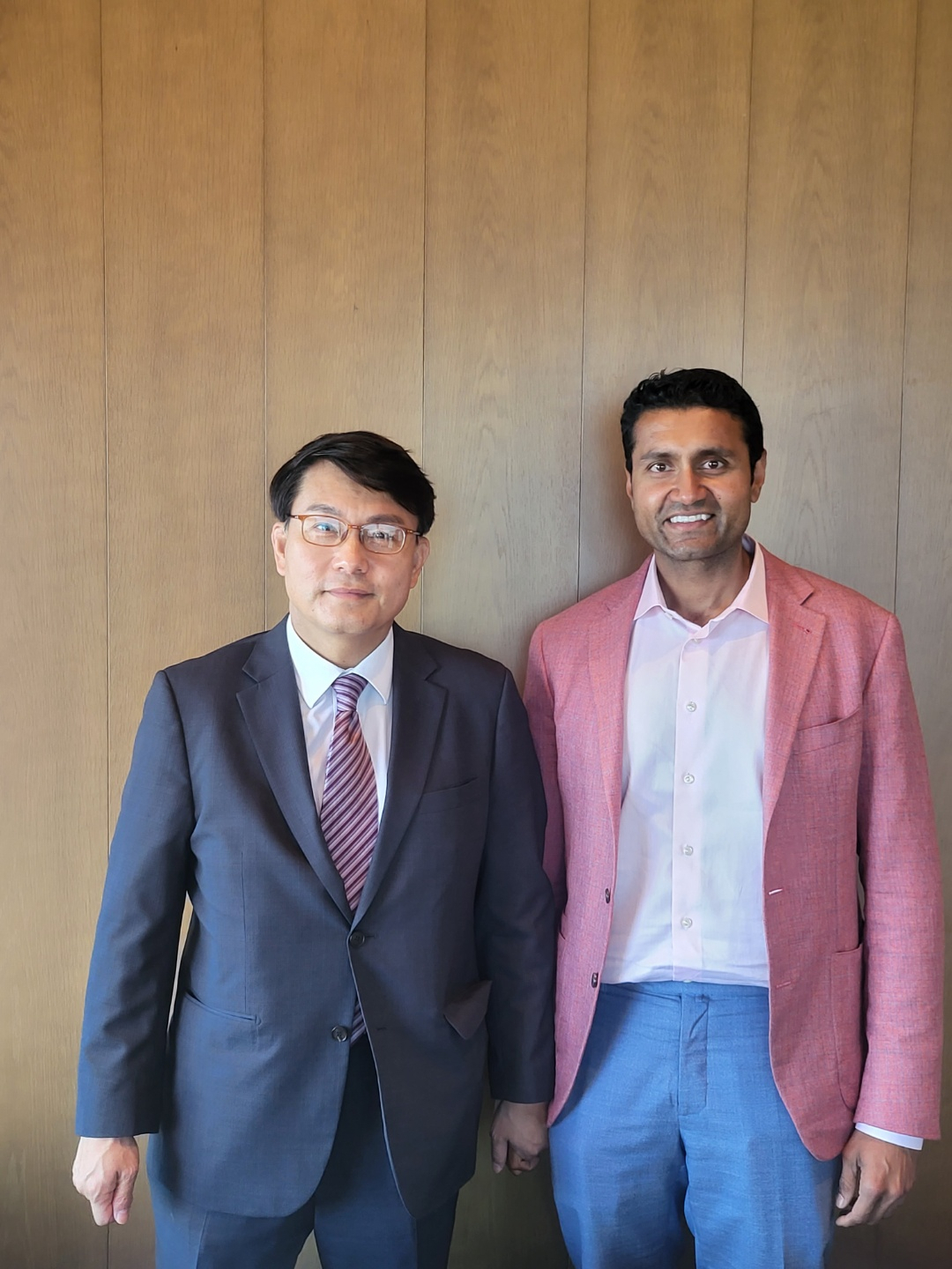Rep. Yoon Sang-hyun (left) poses for a photo with Shyam Sankar, chief operating officer at Palantir Technologies, on Wednesday. (Office of Rep. Yoon Sang-hyun)