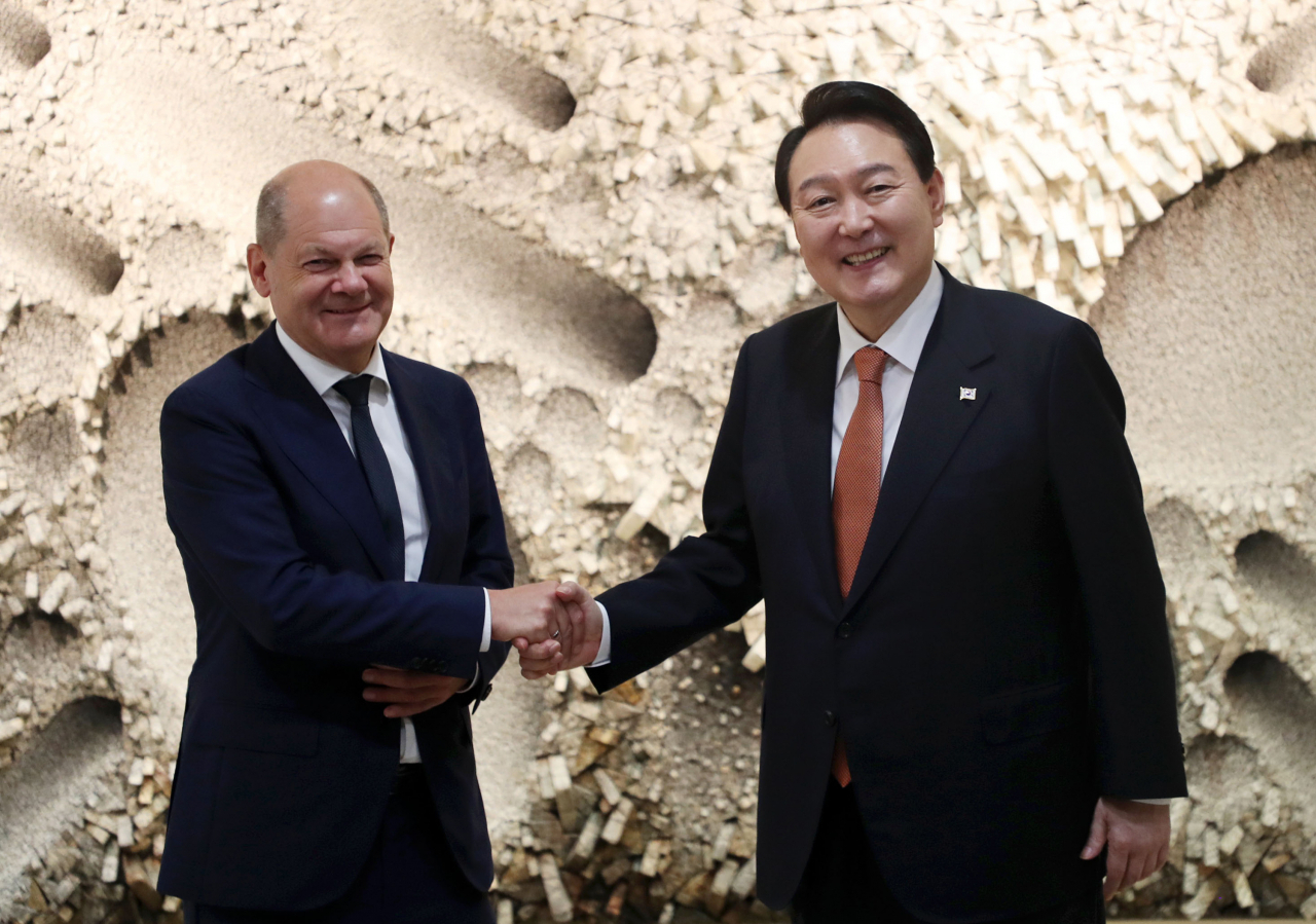 South Korean President Yoon Suk-yeol (R) shakes hands with German Chancellor Olaf Scholz ahead of their summit in New York on Wednesday. (Yonhap)