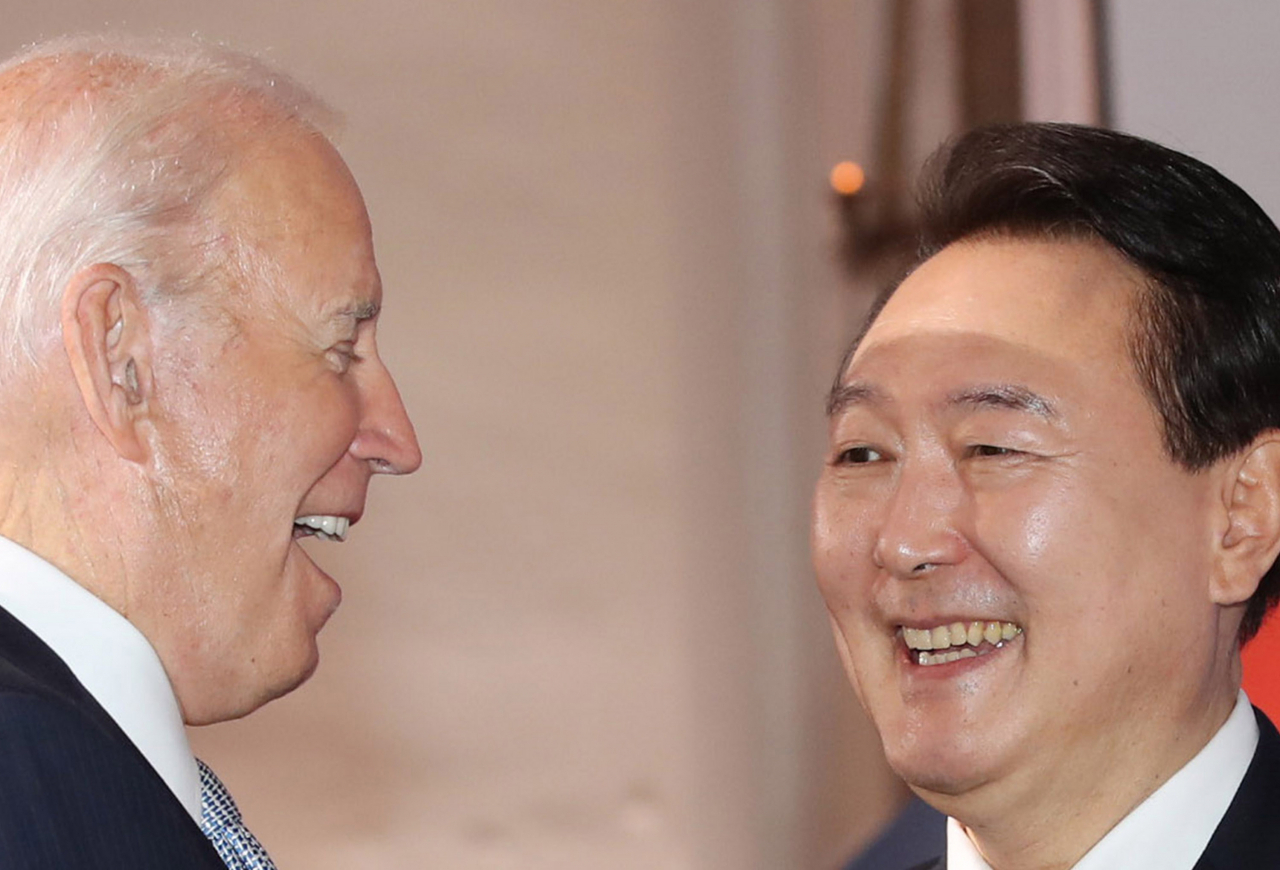 South Korean President Yoon Suk-yeol (C) talks with US President Joe Biden (L) after attending the seventh replenishment conference of the Geneva-based Global Fund to Fight AIDS, Tuberculosis and Malaria in New York on Wednesday. On the right is South Korean Foreign Minister Park Jin. (Yonhap)