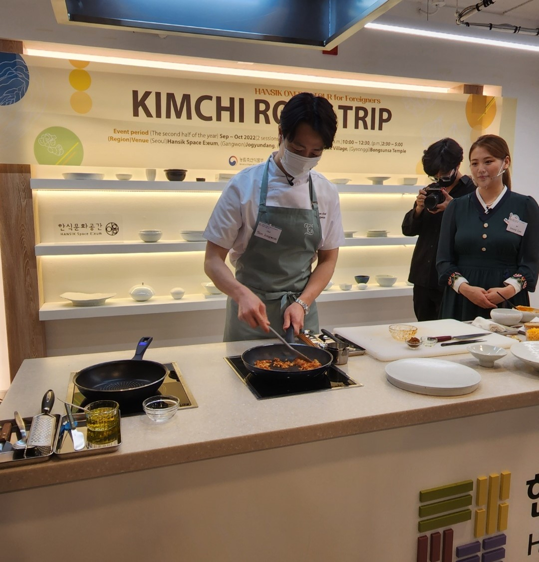 Son Jong-won, executive chef of L’Amant Secret at L'Escape Hotel in Seoul, fries kimchi. (Choi Jae-hee/The Korea Herald)
