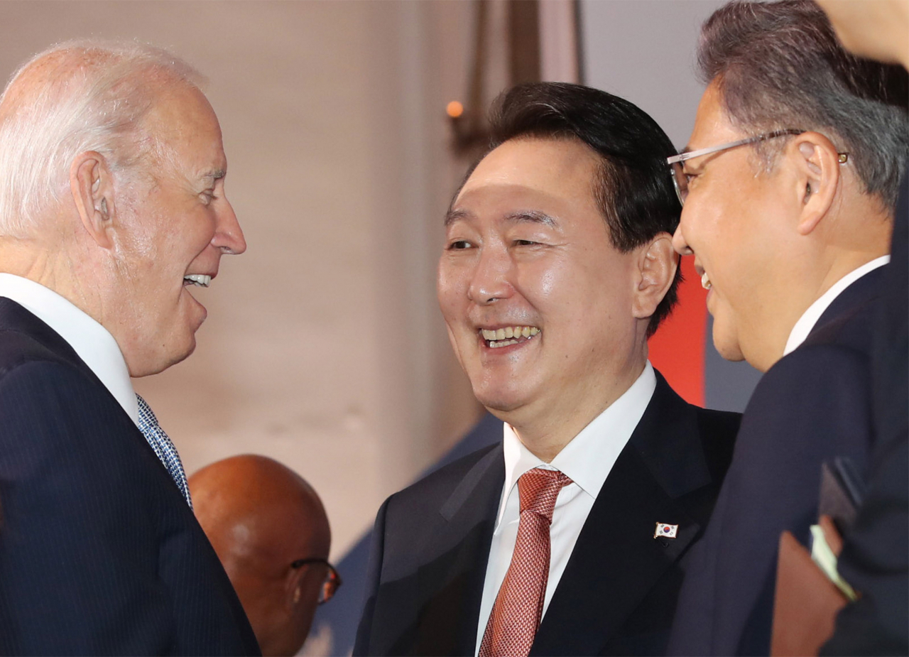President Yoon Suk-yeol (center) and US President Joe Biden (left) talk after the seventh financial pledge meeting of the Global Fund in New York on Wednesday. (Yonhap)