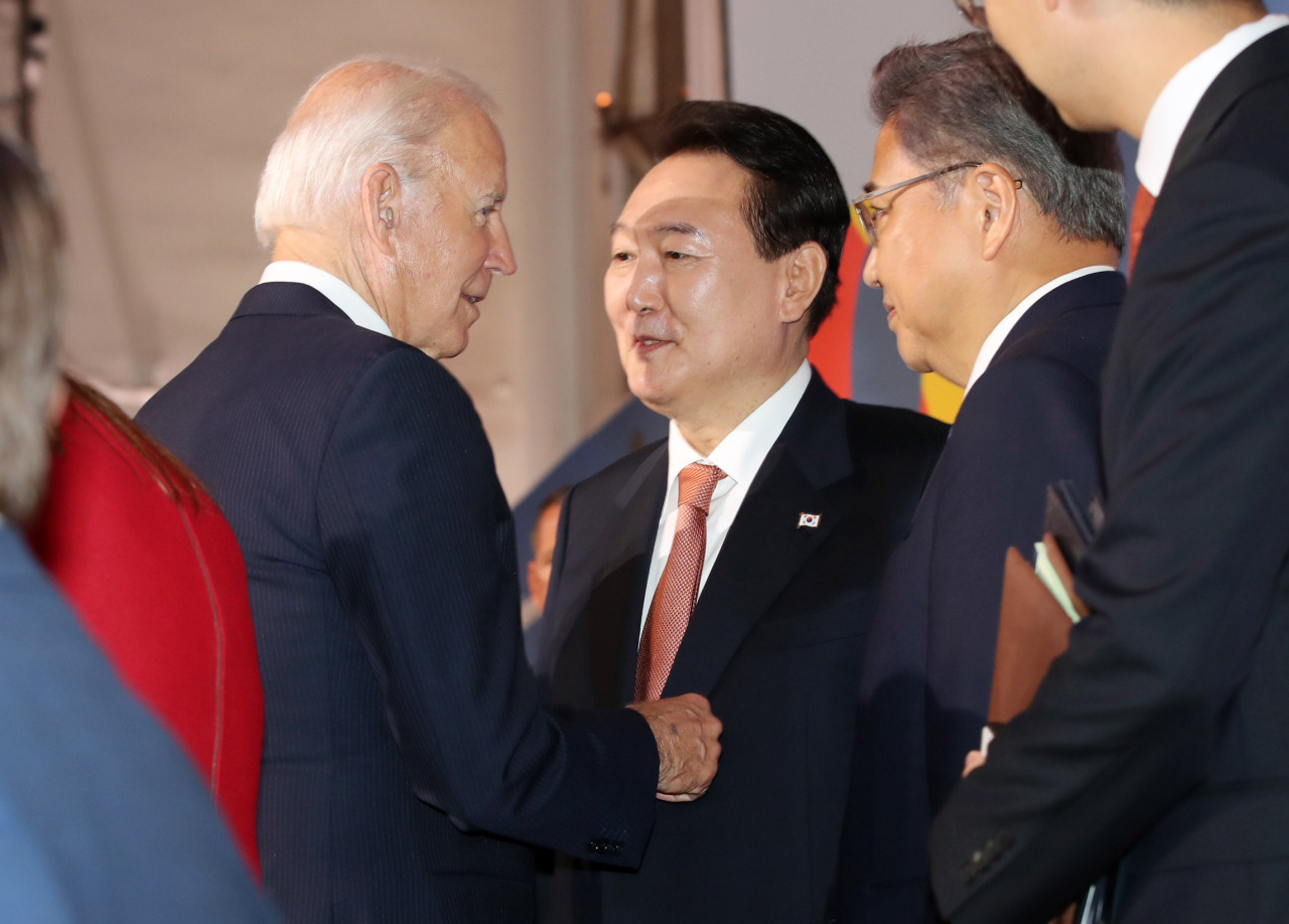 South Korean President Yoon Suk-yeol (center) talks with US President Joe Biden (left) after attending the seventh replenishment conference of the Geneva-based Global Fund to Fight AIDS, Tuberculosis and Malaria in New York on Wednesday. (Yonhap)