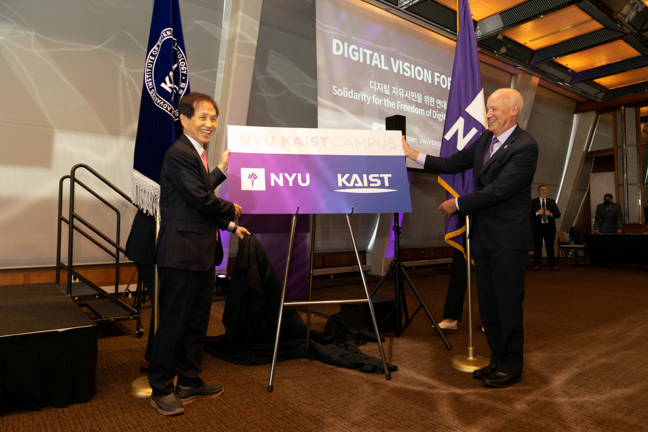 Lee Kwang-hyung (left), president of KAIST, poses for a photo with Andrew Hamilton, president of NYU, as they unveil the signage to mark the opening of their joint campus in New York City on Wednesday. (KAIST-NYU)