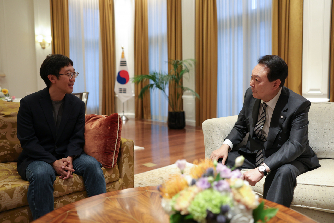 South Korean President Yoon Suk-yeol talks with June Huh, a Korean American mathematician and professor at Princeton University, during their meeting at a New York hotel on Friday. Huh won the Fields Medal, often dubbed the Nobel Prize in mathematics, in July for his research connecting combinatorics and algebraic geometry. (Yonhap)