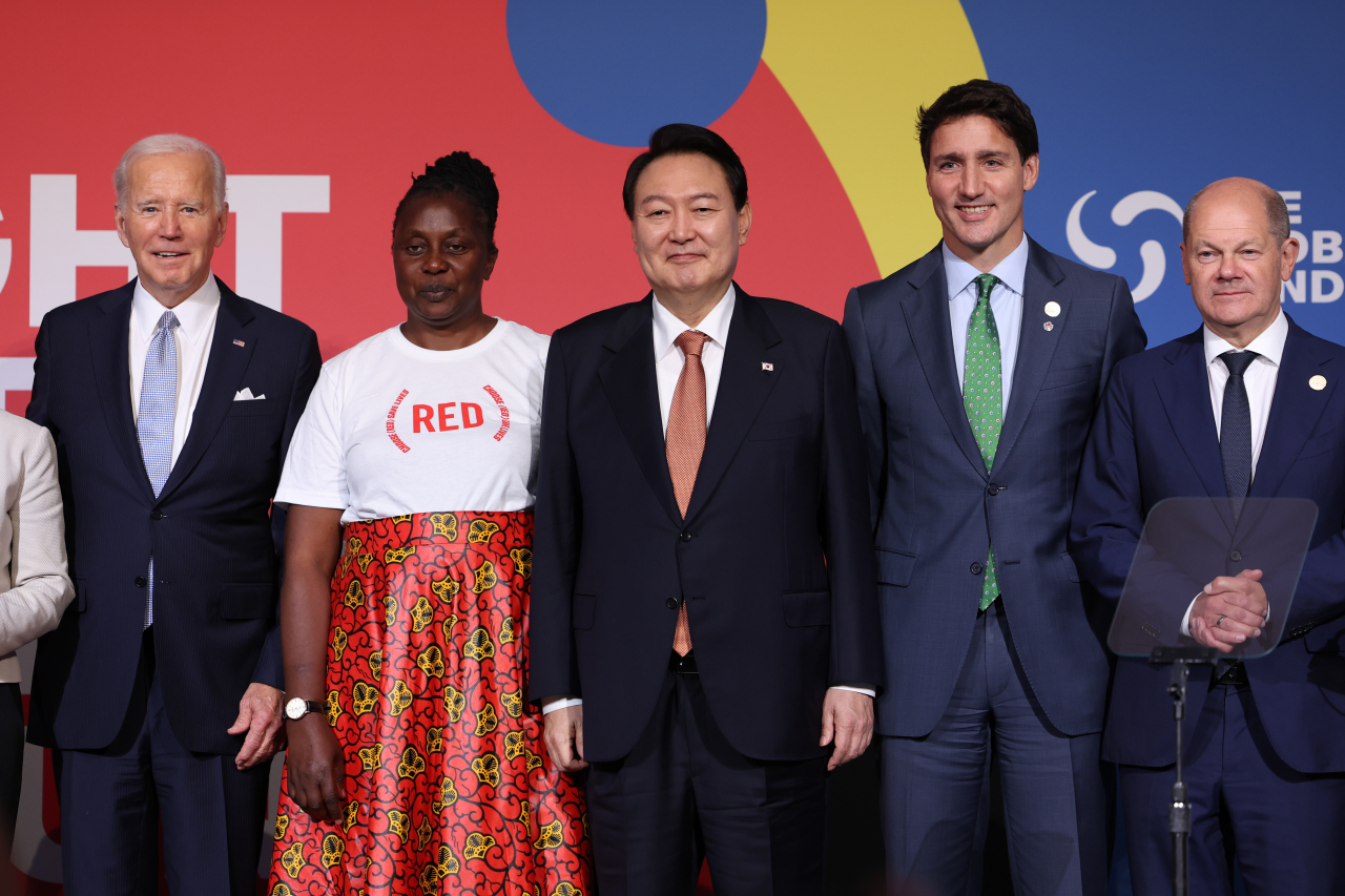 From left: US President Joe Biden, (RED) Ambassador Connie Mudenda, South Korean President Yoon Suk-yeol, Canadian Prime Minister Justin Trudeau and German Chancellor Olaf Scholz join a group photo session after attending the seventh replenishment conference of the Geneva-based Global Fund to Fight AIDS, Tuberculosis and Malaria in New York on Wednesday. (Yonhap)