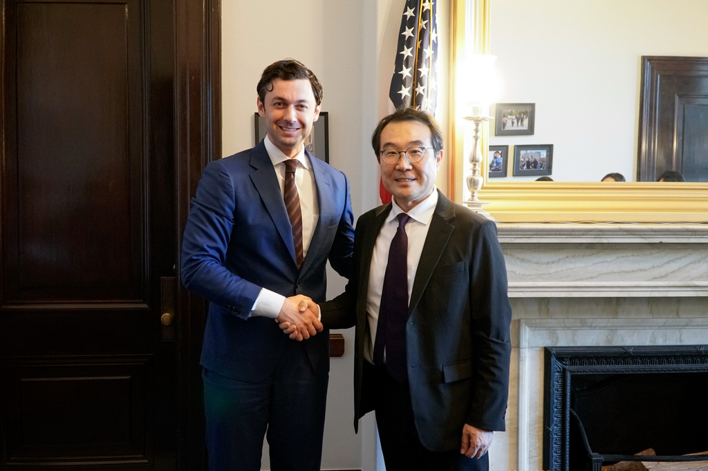South Korea's Second Vice Foreign Minister Lee Do-hoon (right) shakes hands with Georgia Sen. Jon Ossoff during their meeting at the senator's office in Washington in this photo provided by his ministry on Friday. (Yonhap)