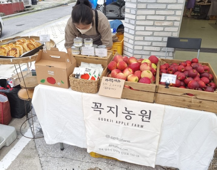 A vendor sells red apples grown from her farm in Yeongju, North Gyeongsang Province. (Choi Jae-hee / The Korea Herald)
