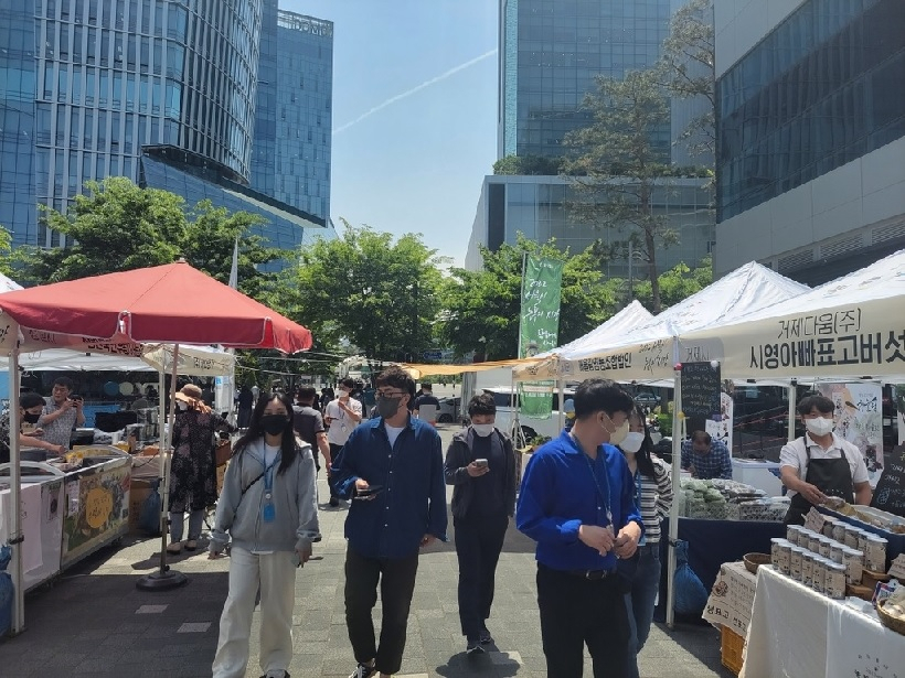 A farmer’s market at the Digital Media City in Mapo District, western Seoul, on Sept. 13. (Yonhap)