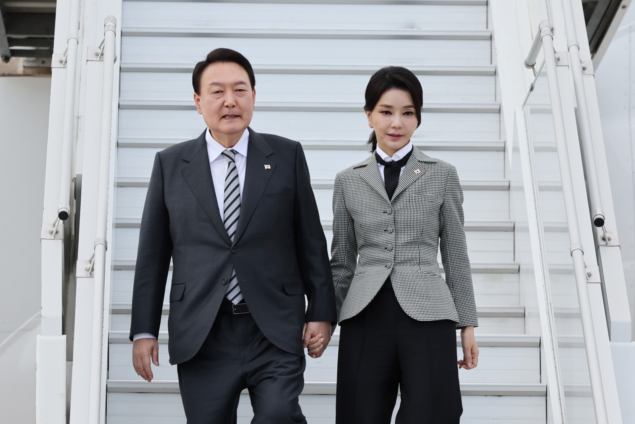 President Yoon Suk-yeol and first lady Kim Keon-hee arrive at Pearson International Airport in Toronto, Canada, on Thursday (local time). (Yonhap)