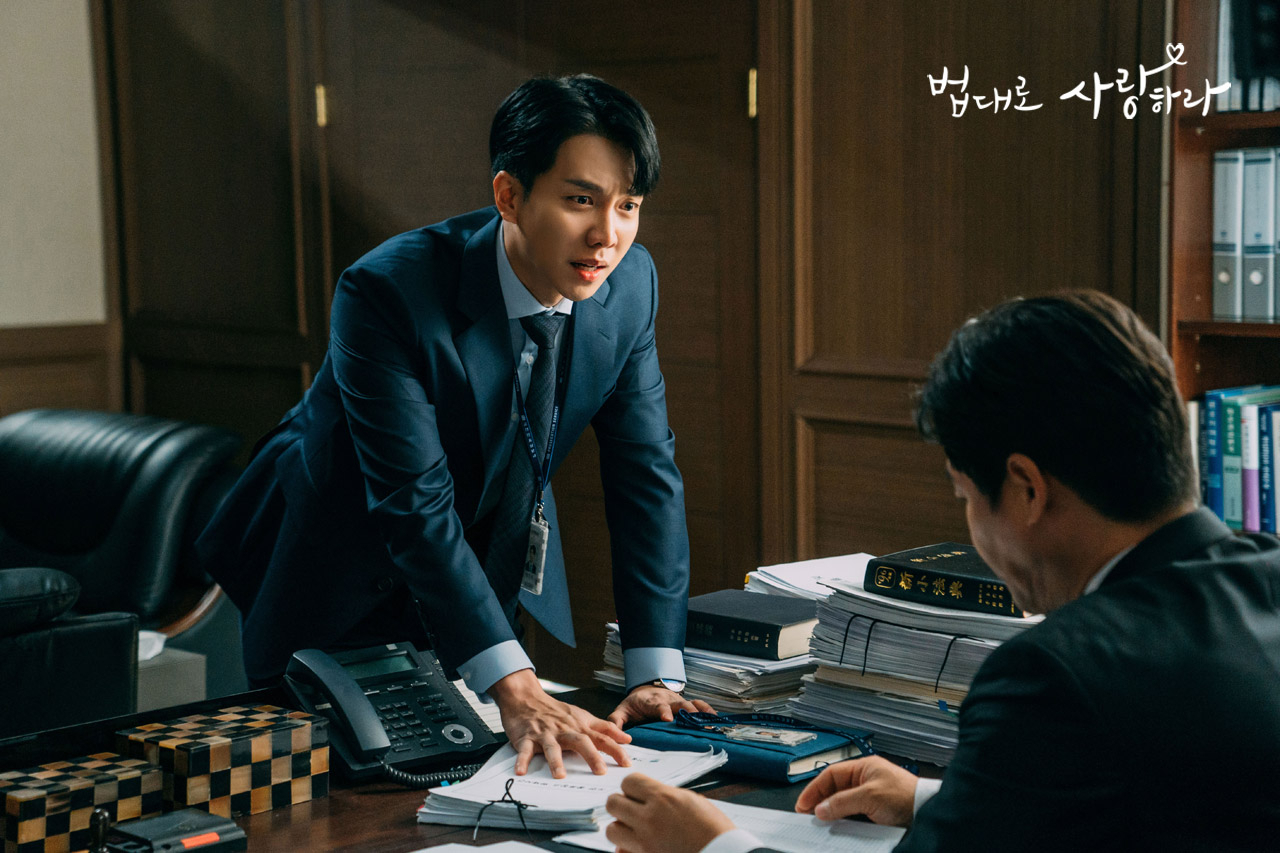 Lee Seung-gi plays ex-prosecutor Kim Jung-ho in 