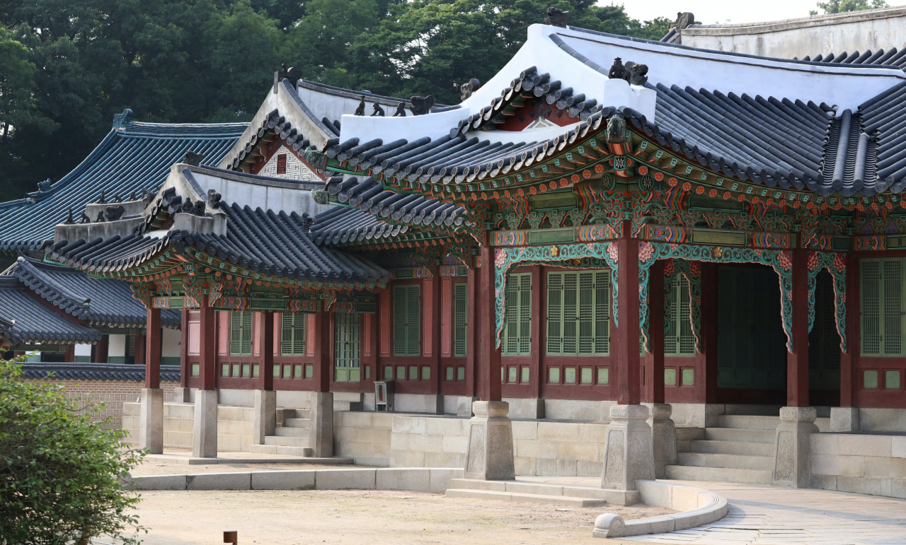 The first driveway for the Royals at Changdeokgung in Seoul. Photo © Hyungwon Kang