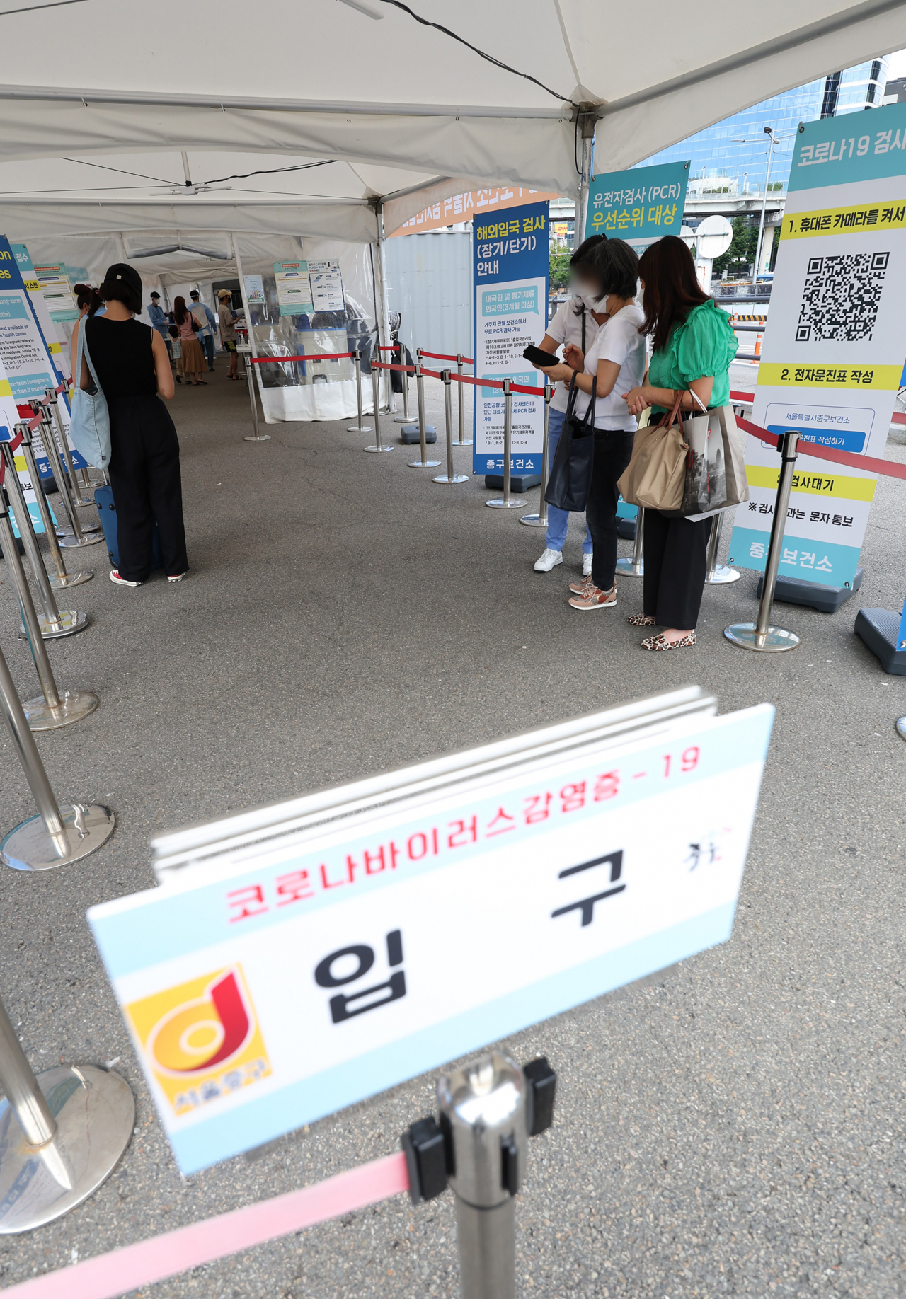 A COVID-19 test clinic is nearly empty near Seoul Station in central Seoul last Sunday amid eased virus curbs. (Yonhap)