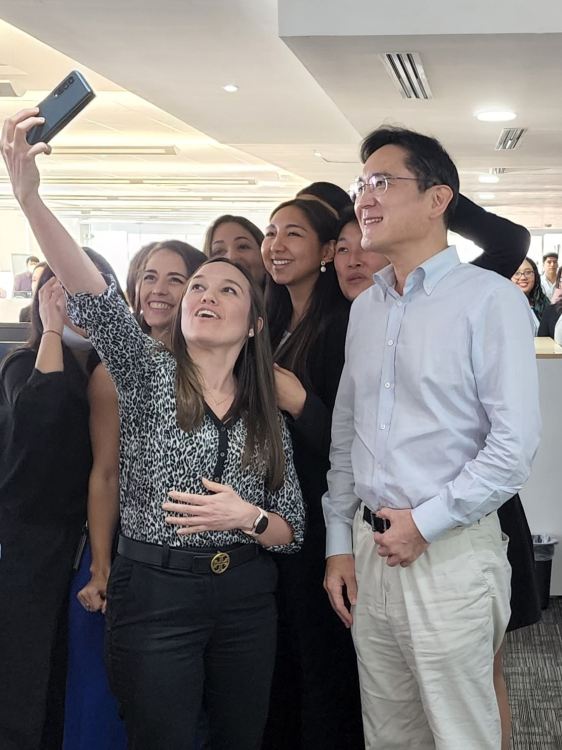 Samsung Electronics Vice Chairman Lee Jae-yong (right) poses for a photo with local employees at its Panama City office. (Samsung Electronics)