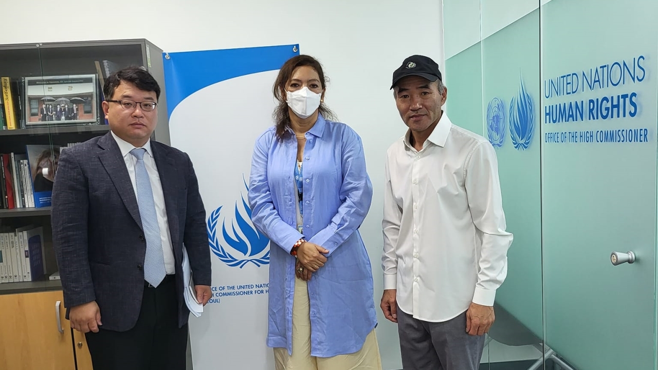 On Sept. 3 the family of Lee Dae-jun, the South Korean official shot dead by North Korean troops in 2020, met with UN envoy Elizabeth Salmon during her first official visit to Seoul. From left: Kim Ki-yun, the lawyer working with the Lee family; Elziabeth Salmon, the UN special rapporteur on North Korea human rights situation; Lee Rae-jin, the older brother of the official. (courtesy of Lee)
