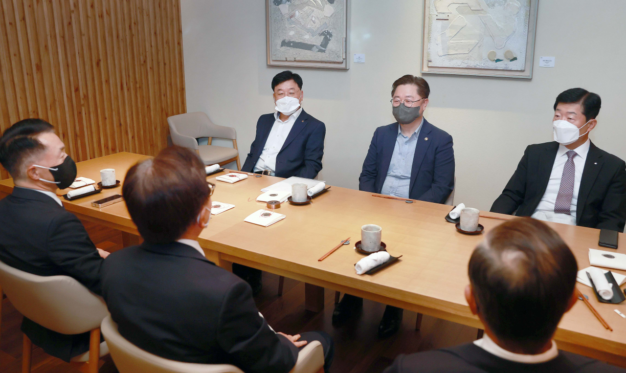 Second Vice Minister of Trade, Industry and Energy Park Il-jun (center) meets with various business lobby groups on Monday at the JW Marriott Hotel in Seocho-gu, southern Seoul, to discuss how to overcome the energy crisis. (Yonhap)
