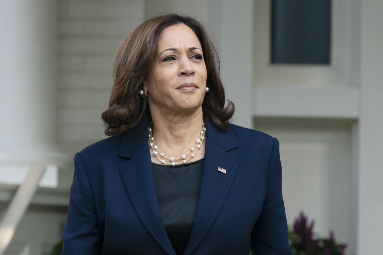 US Vice President Kamala Harris waits outside the Vice President's official residence Sept. 16, 2022, in Washington. Harris is leading a US delegation to Tokyo for the funeral of former Japanese prime minister Shinzo Abe, who was assassinated in July. (AP-Yonhap)