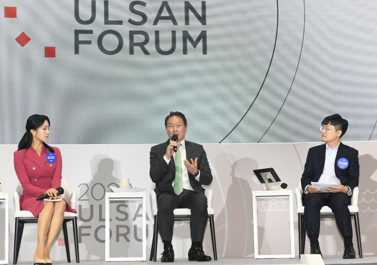 SK Group Chairman Chey Tae-won (center) talks during the Ulsan Forum held in the southeastern city of Ulsan on Monday.