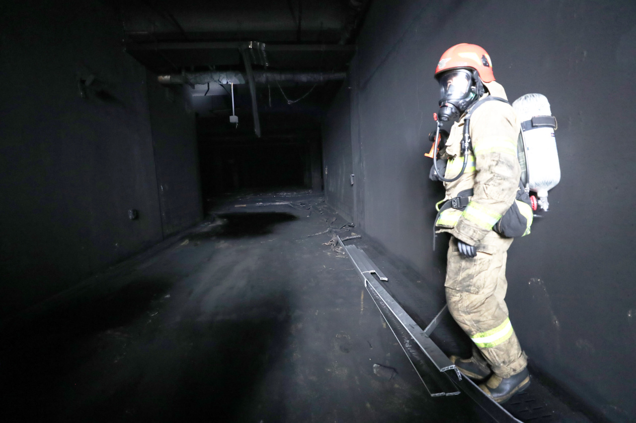 A firefighter stands at the entrance to the underground parking lot of Hyundai Premium Outlet in Daejeon on Tuesday. (Yonhap)