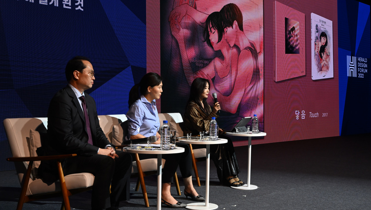 From left: Institute of Blockchain Technology & service CEO Lee Jong-ryun, Thanks Carbon CEO Kim Hae-won and NFT illustrator Zipcy speak during a roundtable discussion on Tuesday held as part of Herald Design Forum 2022. (Im Se-jun/The Korea Herald)