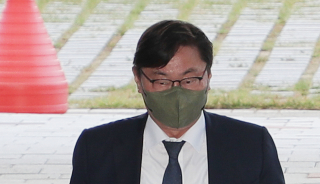Lee Hwa-young, former deputy governor of peace at the Gyeonggi provincial government, attends a hearing at the Suwon District Court Tuesday on whether an arrest warrant should be issued for him over bribery charges. (Yonhap)