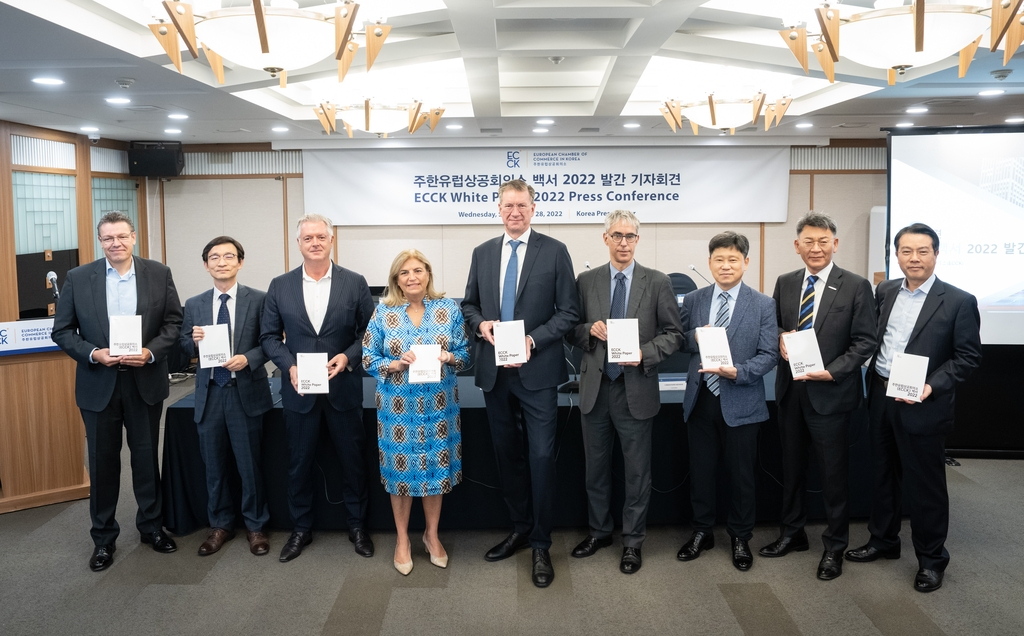 European Chamber of Commerce in Korea (ECCK) Chairperson Dirk Lukat (5th from L), Maria Castillo-Fernandez (4th from L), ambassador of the European Union to the Republic of Korea, and other ECCK representatives hold up the 2022 white paper in their hands as they pose for a photo at a press conference on the annual publication in Seoul on Wednesday. (Yonhap)