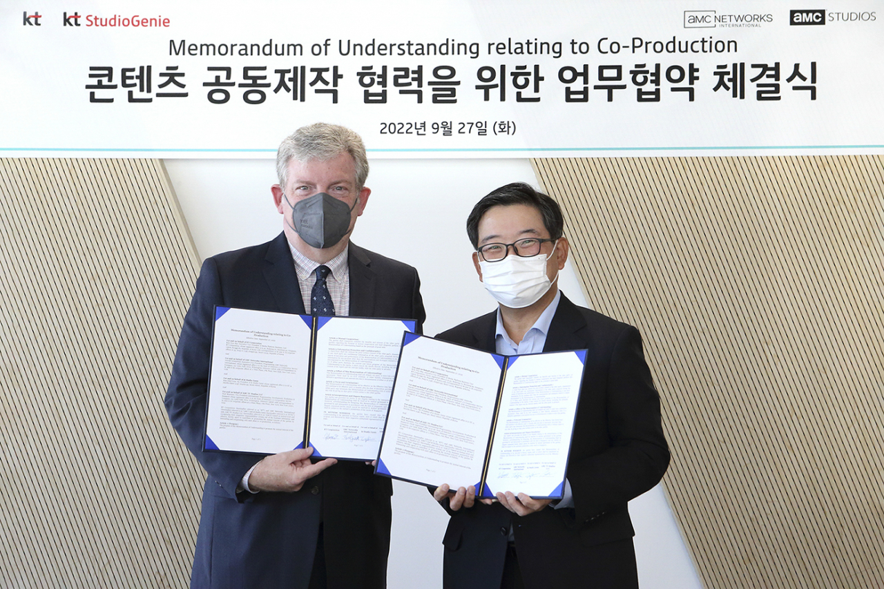 AMC Networks Executive Vice President Harold Gronenthal (left) and KT Media Platform Buisness Unit Vice President Kim Hoon-bae pose for a photo after signing a business agreement on Tuesday at the KT headquarters located in Jongno-gu, Seoul. (KT)