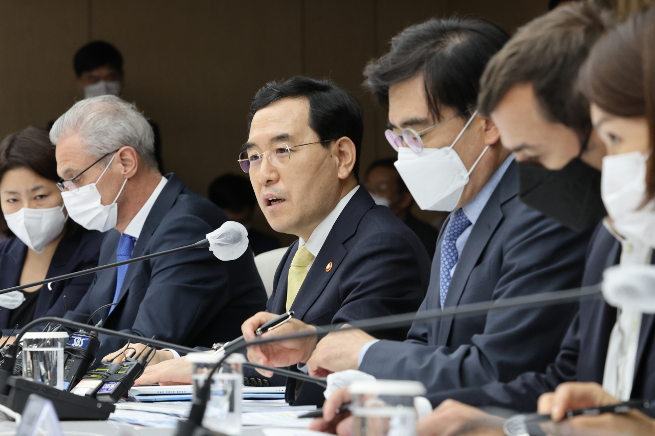 Industry Minister Lee Chang-yang (third from left) speaks during his meeting with chief executives from local carmakers at the Korea Chamber of Commerce and Industry in Seoul, Wednesday. (Yonhap)