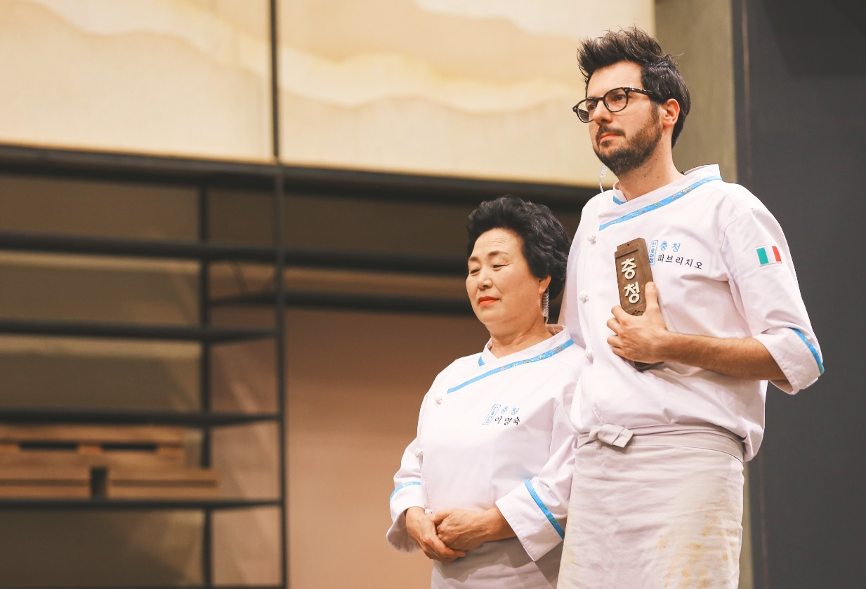 Food researcher Lee Young-sook (left) and Fabrizio Ferrari star in 