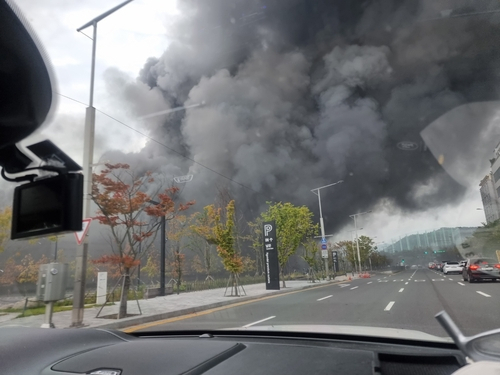 This photo shows a fire at Hyundai Premium Outlet in Daejeon. (Yonhap)