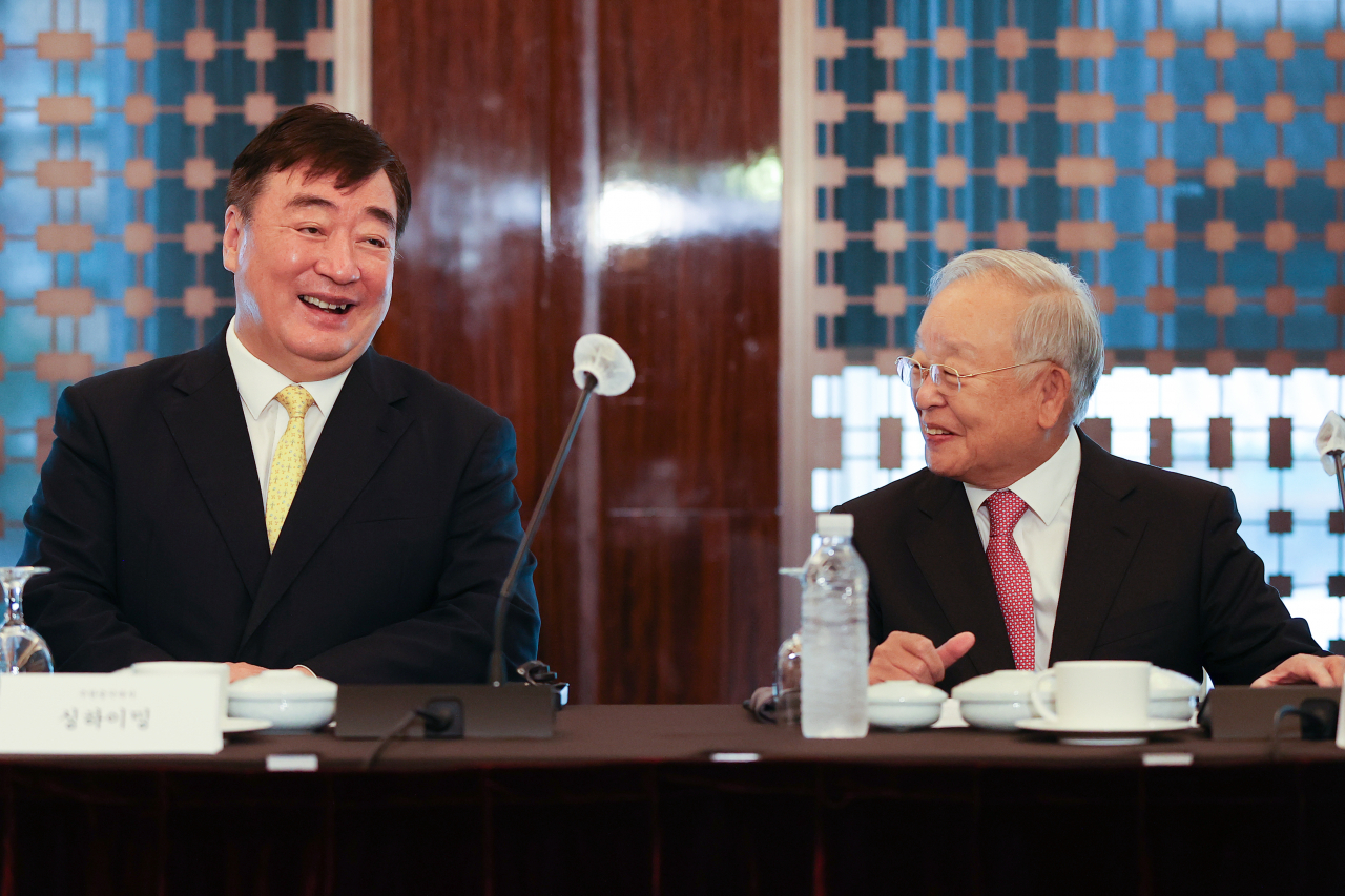 Chinese Ambassador to South Korea Xing Haiming (left) and Korea Enterprises Federation Chairman Sohn Kyung-shik talk during a meeting held at a Seoul hotel earlier on Thursday. (Yonhap)