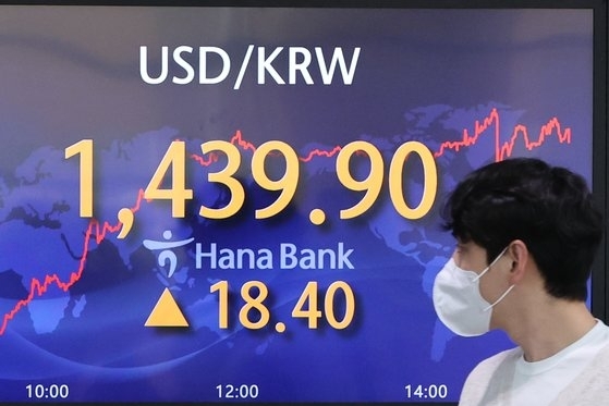 An electronic board at Hana Bank`s dealing room show the won-dollar exchange rate at one point on Wednesday. (Yonhap)