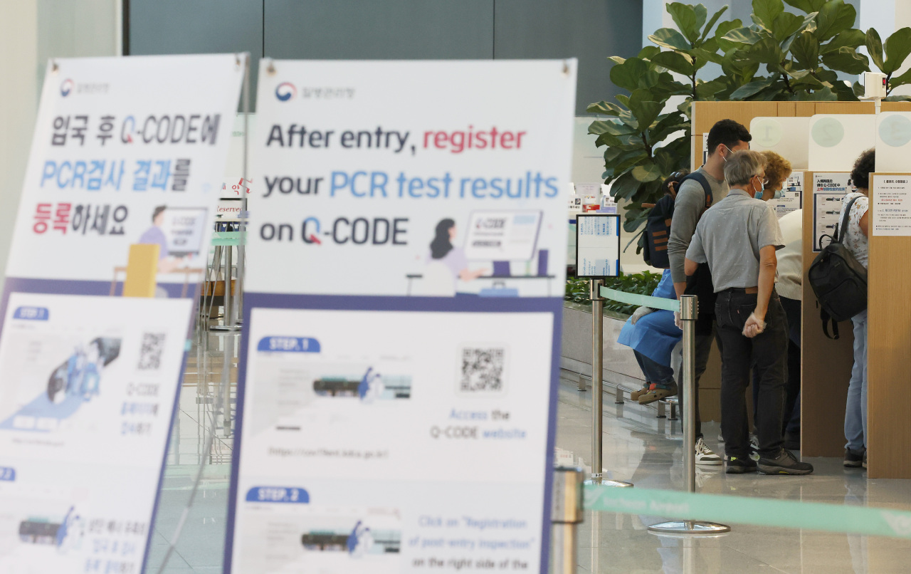 People are waiting to be test of COVID-19 at a testing booth in Incheon International Airport on Thursday. (Yonhap)