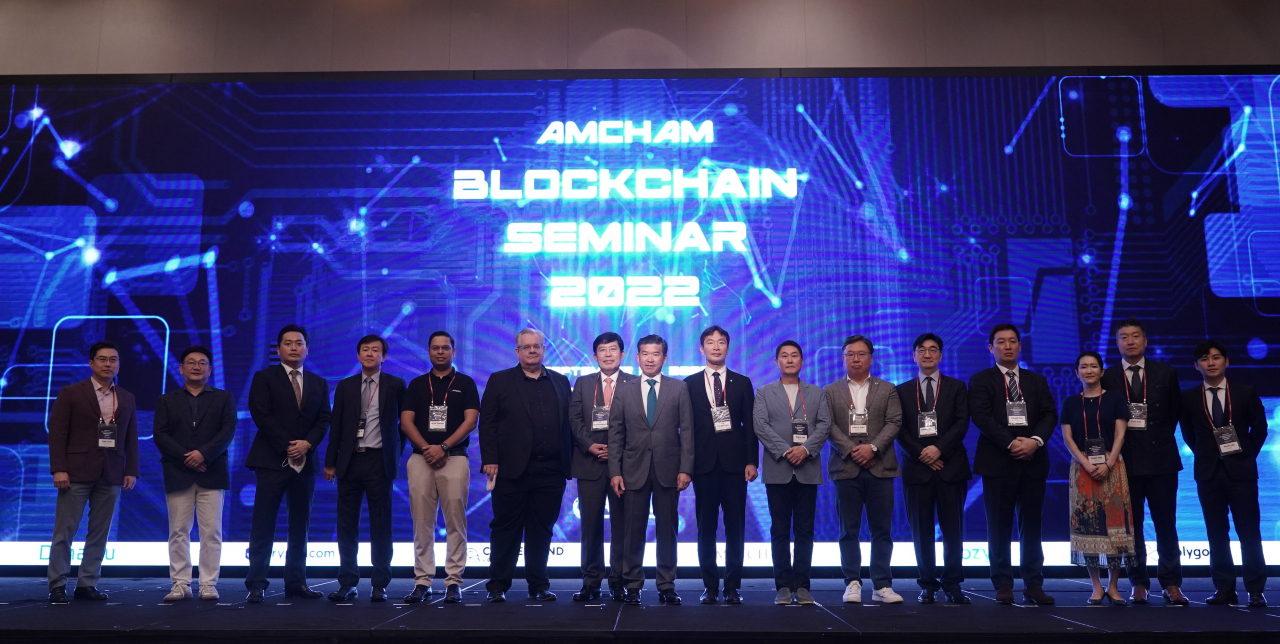 AmCham Chairman James Kim (center) poses with experts and government officials covering blockchain industry at a seminar the organization hosted on Thursday at Conrad Hotel Seoul. (AmCham)