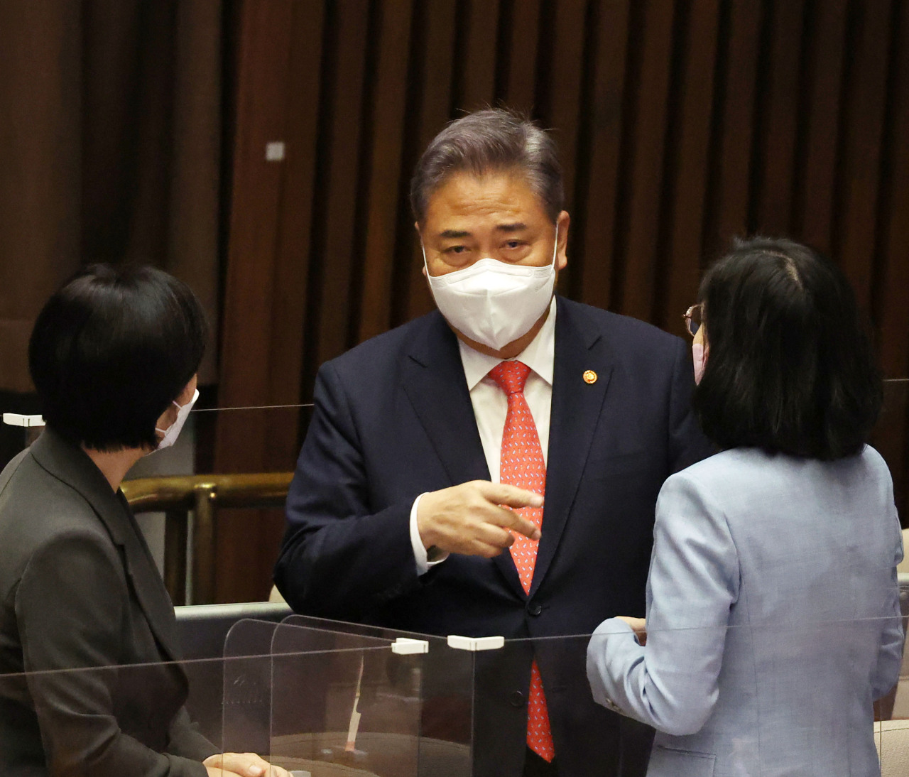 South Korean Foreign Minister Park Jin (center) visits the National Assembly, Seoul, Thursday. (Yonhap)