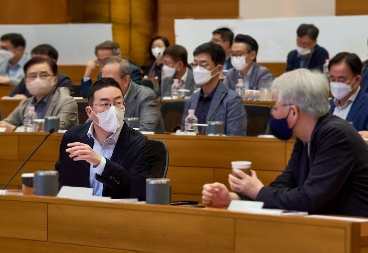 LG Chairman Koo Kwang-mo (left, front row) is seen at a workshop with LG executives in Gwangju, Gyeonggi Province, Thursday. (LG Corp.)
