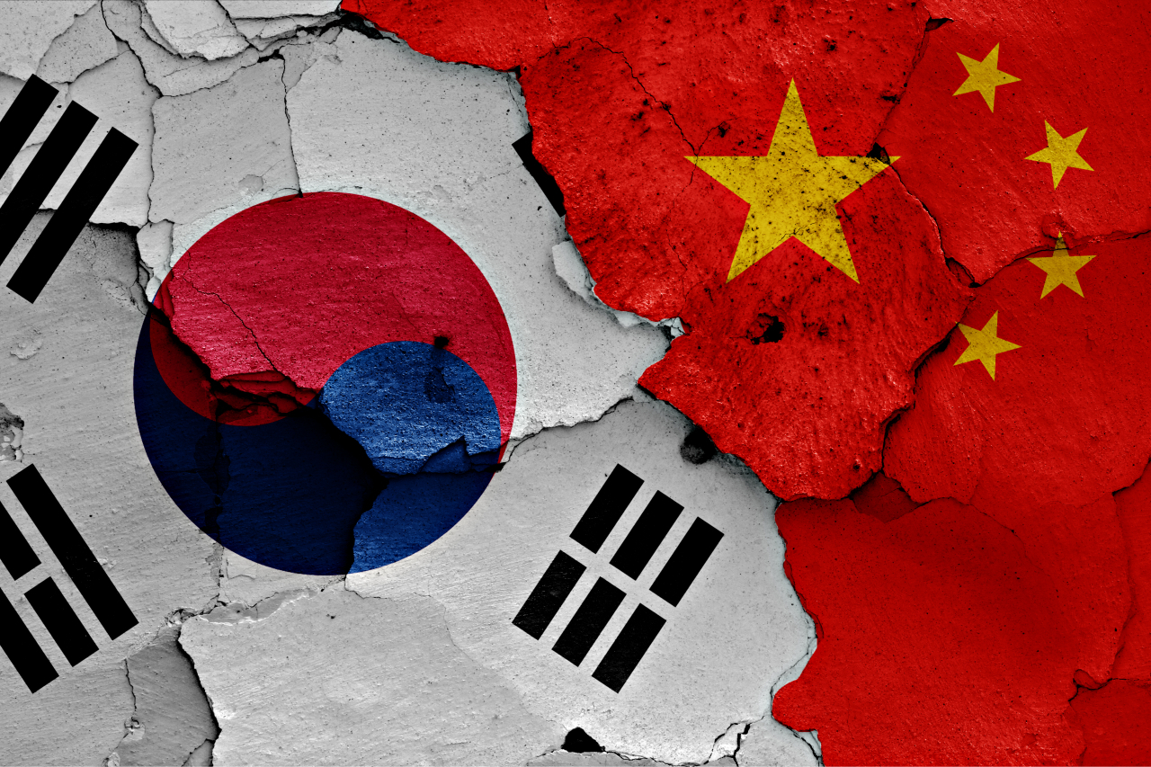 The South Korean (left) and Chinese flags. (123rf)