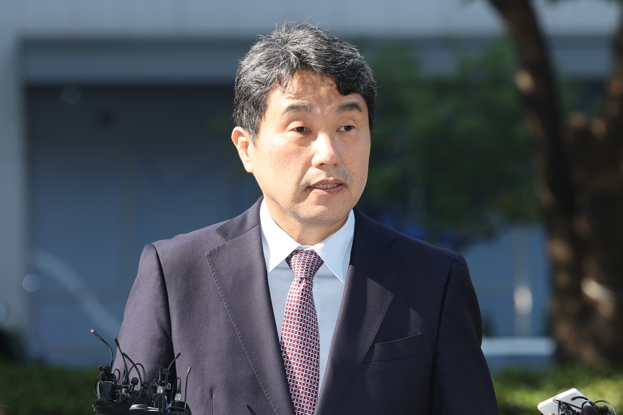 Education Minister nominee Lee Ju-ho speaks to the press on his way to the office in central Seoul on Friday. (Yonhap)
