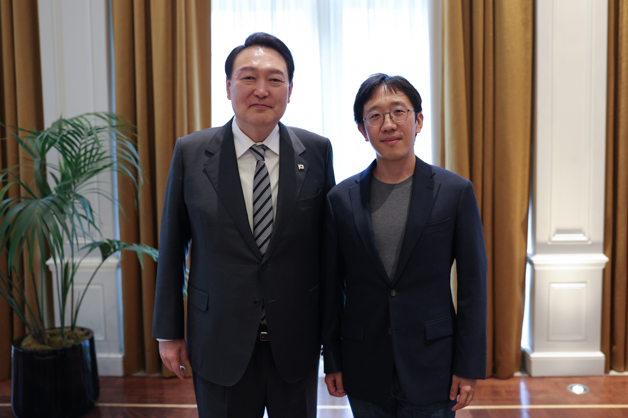 South Korean President Yoon Suk-yeol (L) poses for a photo with June Huh, a Korean American mathematician and professor at Princeton University, during their meeting at a New York hotel, in this file photo taken on Sept. 22. Huh won the Fields Medal, often dubbed the Nobel Prize in mathematics, in July for his research connecting combinatorics and algebraic geometry. (Yonhap)