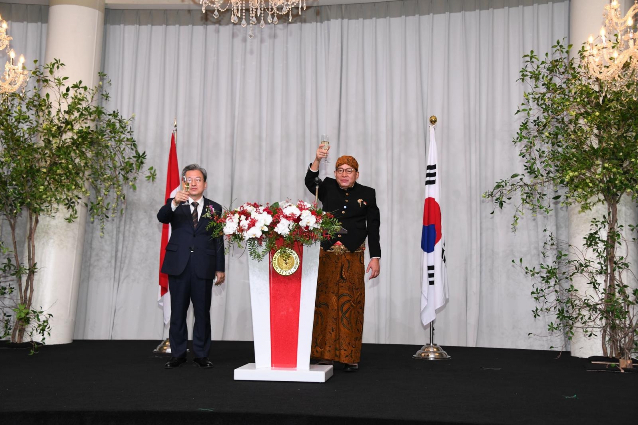 Indonesian ambassador to Korea Gandi Sulistiyanto proposes a toast at an event to mark his country’s 77th Independence Day at Sebitseom, Seoul, Wednesday. (Indonesian Embassy in Seoul).