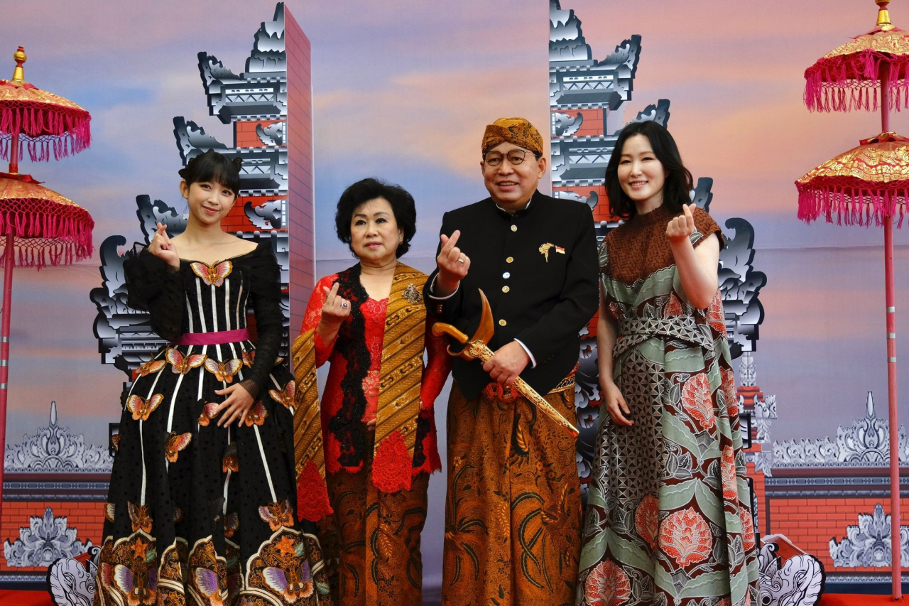 Indonesian ambassador to Korea Gandi Sulistiyanto and Madam Susi Ardhani Sulistiyanto poses with Dita Karang, Indonesian member of K-Pop All Ladies Band 