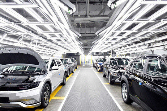 Ioniq 5 vehicles are lined up for final check up at Hyundai Motor's Ulsan plant. (Hyundai Motor Group)