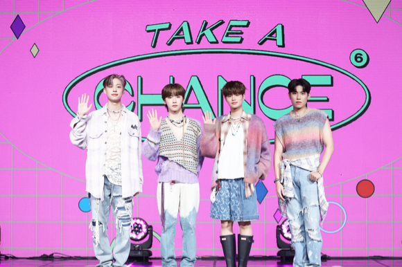 [Today’s K-pop] AB6IX frees itself to ‘take a chance’ on 6th EP