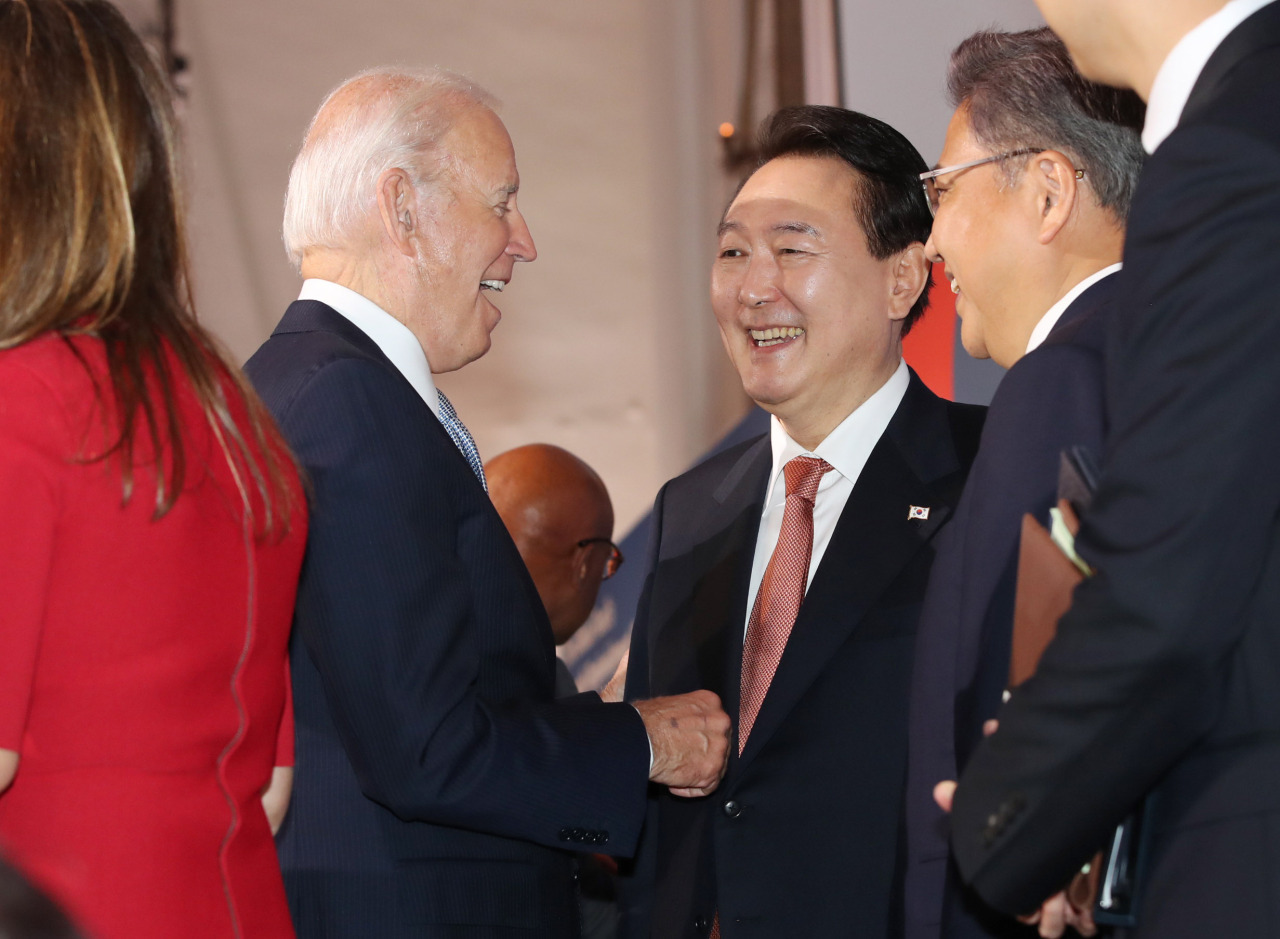 South Korean President Yoon Suk-yeol speaks with US President Joe Biden after attending the seventh conference of the Geneva-based Global Fund in New York on Sept. 21. (Yonhap)
