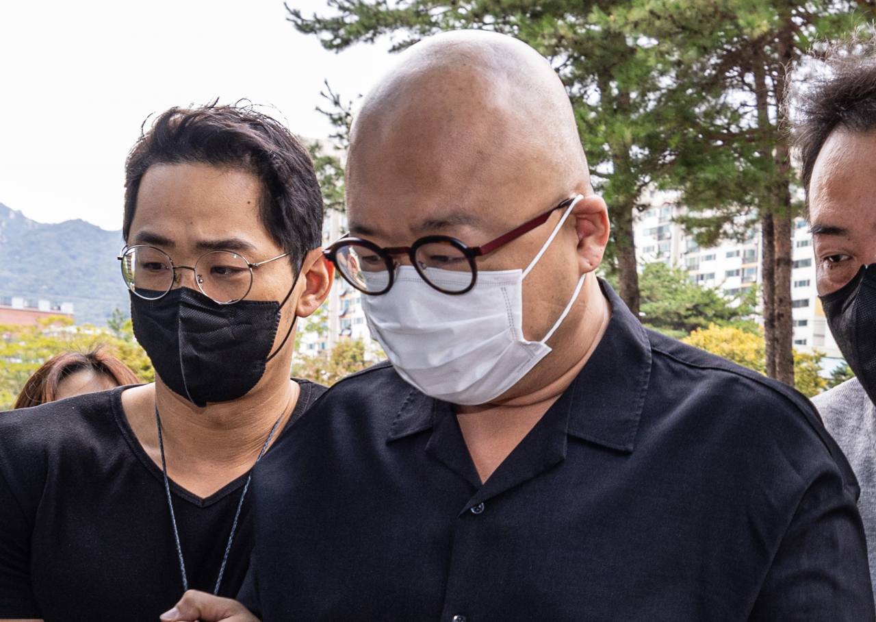 Don Spike appears for a court hearing on whether to issue an arrest warrant, held at the Seoul Northern District Court last Wednesday. (Yonhap)