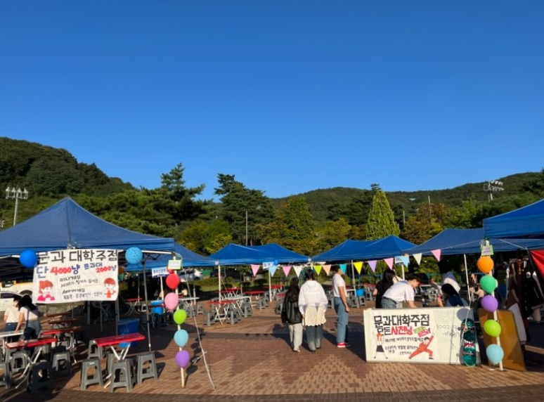 9월 9일 단국대학교 가을축제에서 텐트를 치고 있는 노점상들이 테이크아웃 식사를 판매하고 있다.  21. (김씨 제공)