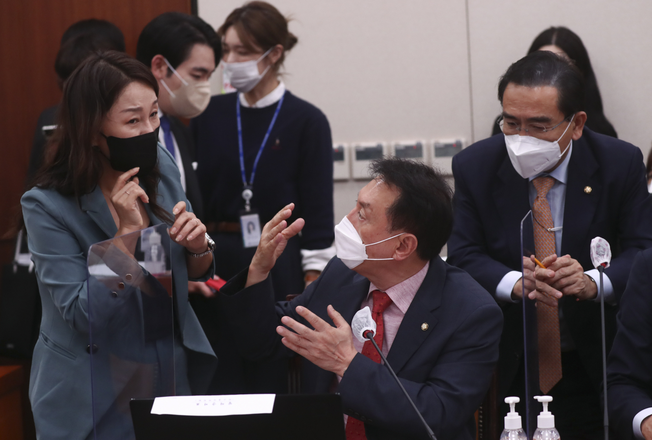 Lawmakers argue during a parliamentary inspection session at the National Assembly on Tuesday. (Yonhap)