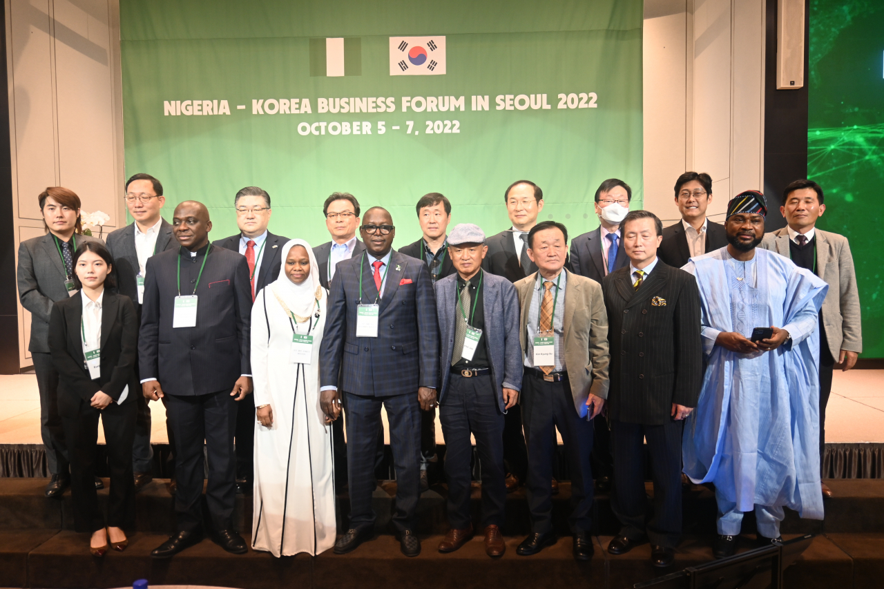 Attendees and guests pose for a group photo at Nigeria-Korea Business Forum at Ambassador Hotel in Seoul on Wednesday. (Sanjay Kumar/ The Korea Herald)