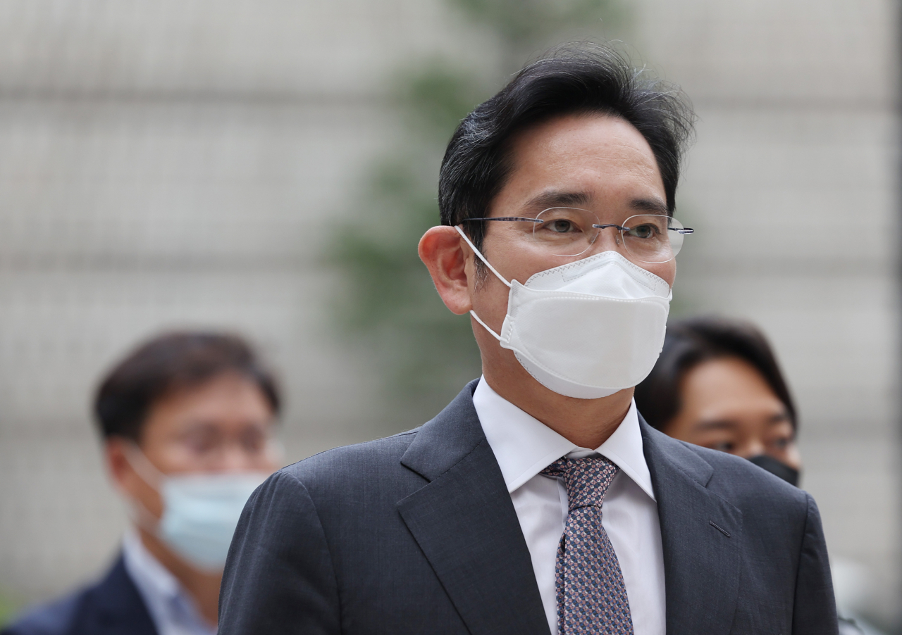 Samsung Electronics Vice Chairman Lee Jae-yong is seen entering a district court in Seoul over his alleged involvement in a 2015 merger of Samsung's key affiliates on Thursday. (Yonhap)